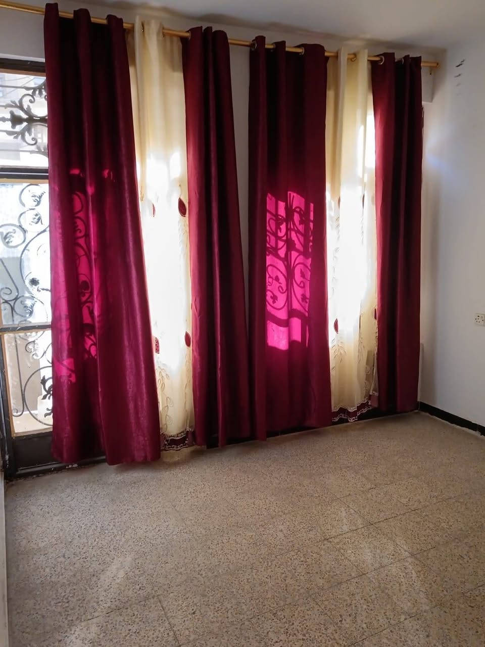 السلام عليكم دار للبيع او لليجار  الدوره خلف كليه دجله غرف عدد ٢ +صحيات ٢ استقبال +حولي
مكتب المتحده.:***********
مكتب المتحده :***********
