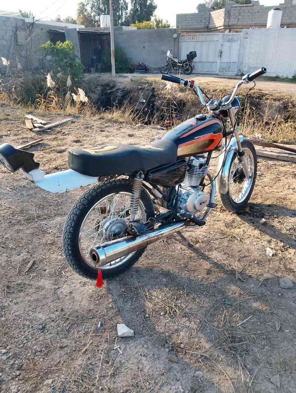 السلام عليكم
دراجة نامة شلامچة تعميرة 24كلة جديد شاصي 19محرك جديد ممدودة علي صبانة للبيع أو المراوس حسب القناعة السعر 450وبيها مجال ه‍/***********
