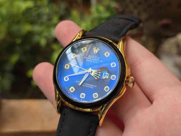 ((( السعر 16 ألفً فقط والتوصيل مجاني.)))
ساعة رو'لكس ماكينة كوارتز بطارية.
 زجاج زفير، ساعة مختومة، سير مختوم.
للتواصل عل خاص أو وتساب ***********
