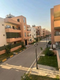 شقه 140 طابق اول  للايجار  بدون دلاليه  السعر 500 قفل مع 4 سبالت  للتو...