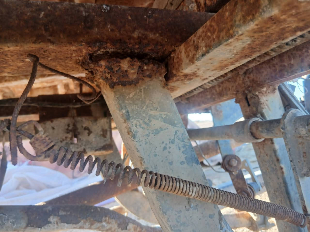 سلام عليكم ستوته البيع متروكه بمعنه متروكه محرك موديل 22 شغال بس كلجاته منتهيات وشاصي طاك من جيهتين بيه تخم تايرات جداد وبيه اكسن صقر نضيف كلش كلك كلك مكاني رميثى يم صيطرت العارضيات  هاذه رقمي وبيه وتساب  ***********سعر خاص
