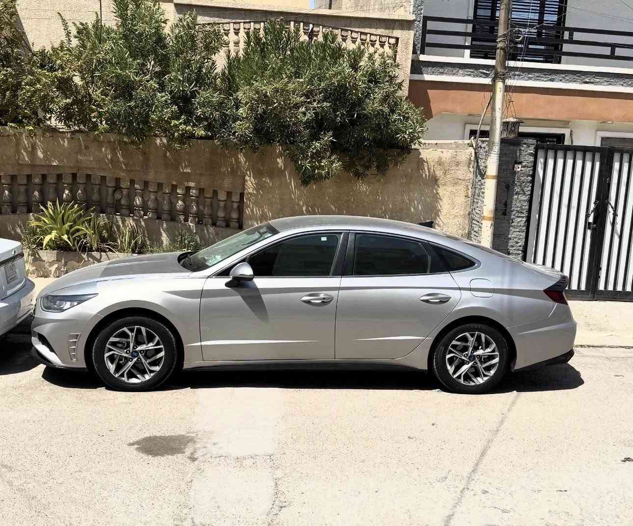 السلام عليكم سوناتا موديل 2020 شكل 21 فئه SEL مكينه 2500 المرغوب كير 8 نمر دبل كلج DCT ماشيه 108 مايل حقيقي مكينه كير شرط الفحص وكاله مكفولات من كلشي حادث السياره مرفق بلمنشور فقط جاملغ الامامي جهه اليسار مستبدل بدون ايرباك ضرر كلش بسيط سياره ليبل واحد عدا الجاملغ وبيهه تكحيل كارت بطرف جاملغ الخلفي رقم اربيل الجديد هزه سنويه بعدها ماساقطه سياره ماناقصهه برغي مواصفات السياره
1 بصمه تشغيل وبصمه ابواب وبصمه صندوك
2 صندوك ذكي يفتح عند الاقتراب
3 رادار امامي وخلفي وجانبي
4 نقط عميه بلمرايات جانبيه
5 تبريد بيانو مناخي منفصل 
6 هيترات مقاعد اماميه
7 شاشه وكامره خلفيه دواره بلاديه
8 اشارات بلمرايه
9 توقف ذاتي وتبيه خروج عن المسار ونضام مساعده على البقاء في المسار
10 لد امامي لد خلفي
11 لايت 4 عدسات
12 جام مدبل يعني دبل جام عزل فول ماشاءالله 
بعد بيهه هواي مواصفات السعر 175 وبيهه مجال عنوان بغداد الغزاليه *********** والسونار مرفق مع المنشور
