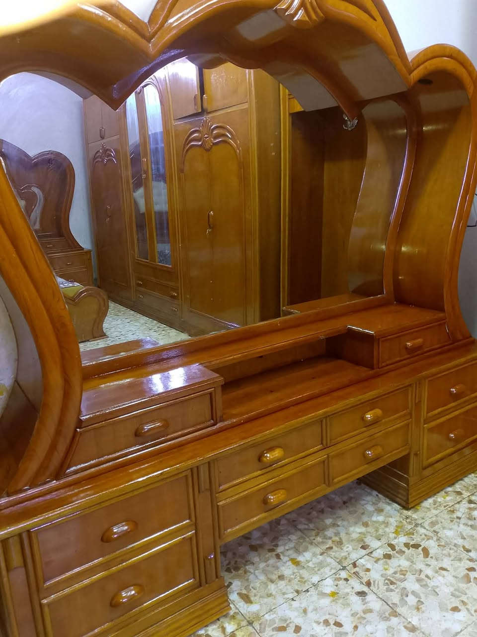 مكلف بلنشر غرفه تسكام نجاره صاج درجه اولى ضخمه بورمي ثكيله مليون وربع وبيه مجال مكانه حله للاستفسار الاتصال على الرقم ***********
