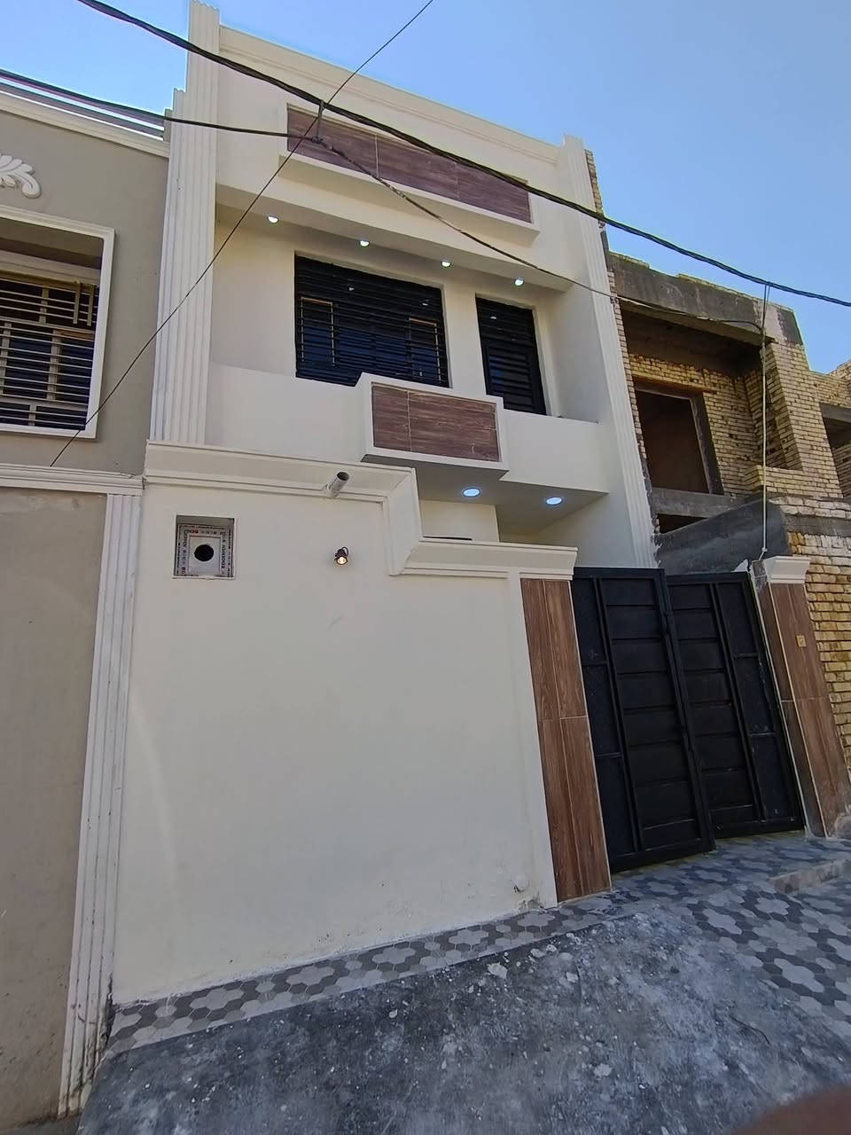 سلام عليكم
دار طابو صرف للبيع
مساحه 100م مربع 
العنوان الهاشميه حي الامير ال95
قرب تربيه الهاشميه بظهر شارع 15
بناء حديث شغل درجه أولى كله موثق
يحتوي الدار على
*غرفتين نوم  * مجمع صحيات داخلي وخارجي *مطبخ * استقبال وصاله *
للاستفسار أتصال على الارقام التاليه:
**************************
