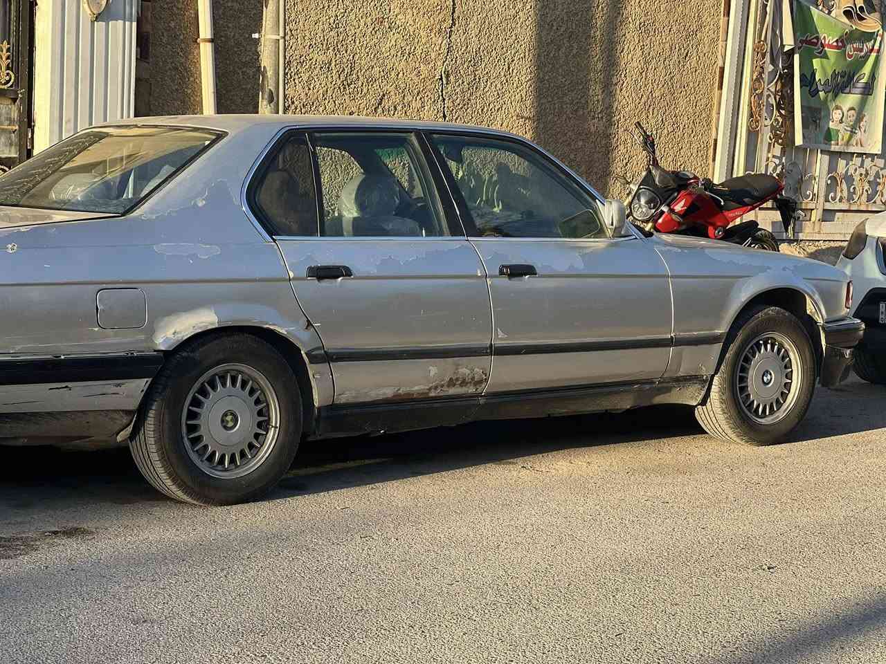 السلام عليكم بيم wمكينه وكير وصدر وتايرات رقم جديد بسمي سياره عوزه صبغ فقط السعر ٣٥مكان السياره بغداد الحسينية شارع ابو سمير ***********غرفته كلش حلو
