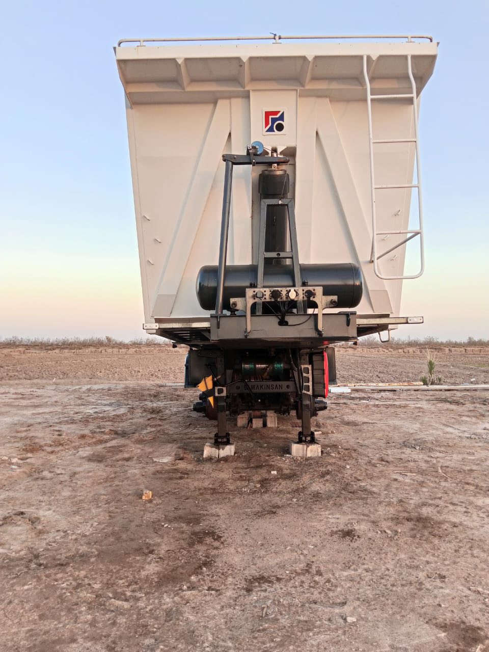 عربانة ماكنيسان نظافة100‎%‎100 مديل 2024  ذرعه 33 بلاد بدون تايرات  الاتصل***********
