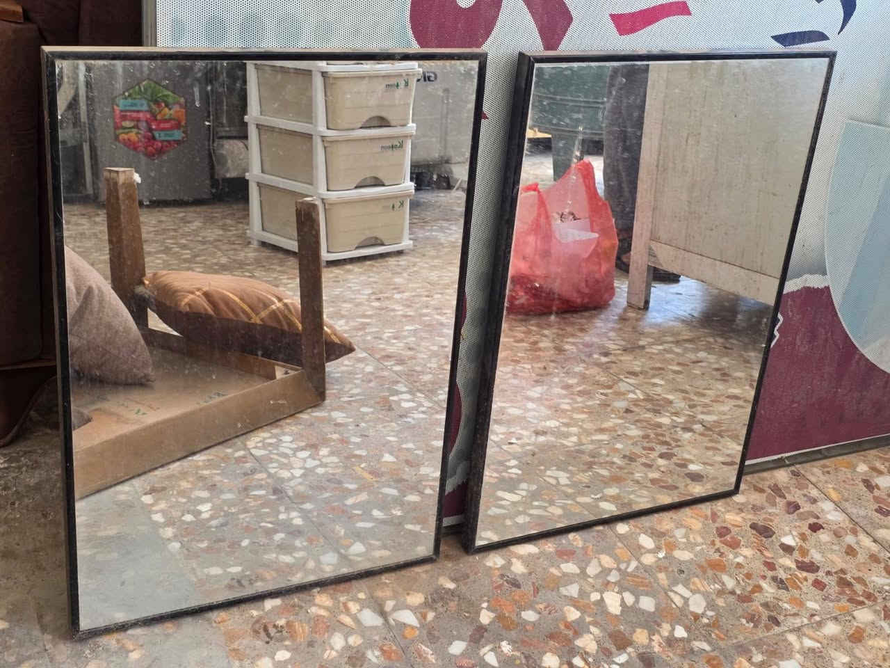 كرسي يرادله دوشمه واغراض مال حلاقه للبيع مثل ماواضحات بصوره مكان حي الجهاد الرفاق بغداد ***********
