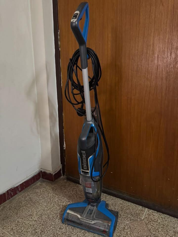 السلام عليكم 
عندي مكنسة Bissel للبيع 
كنسح ومسح معا او كنس فقط 
تحتوي على وعاء لجمع الأوساخ و فلتر و وعاء للماء النظيف يضاف اليه منظف غير رغوي و فرشاة للمسح سهلة الاستخدام مع واير كهرباء طويل 
نظيفة جدا استخدام مدة قليلة 
سعر شراء ٥٠٠ الف سعر بيع ٢٥٠ الف
العنوان بغداد ضباط القاهرة قرب مول القاهرة
الرقم ***********
