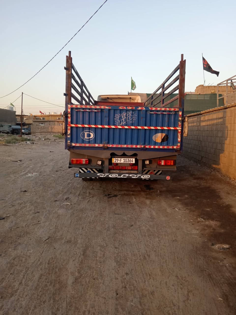 سلام عليكم فالفو عشره برغي موديل 2003 الطول سبعه وخمسه وتلاثين تبريد شغال رقم واسط انكليزي تحويل ٤ طن مكان بغداد جرف النداف قبل مدينت بسمايه *********** *********** ابوسجاد
