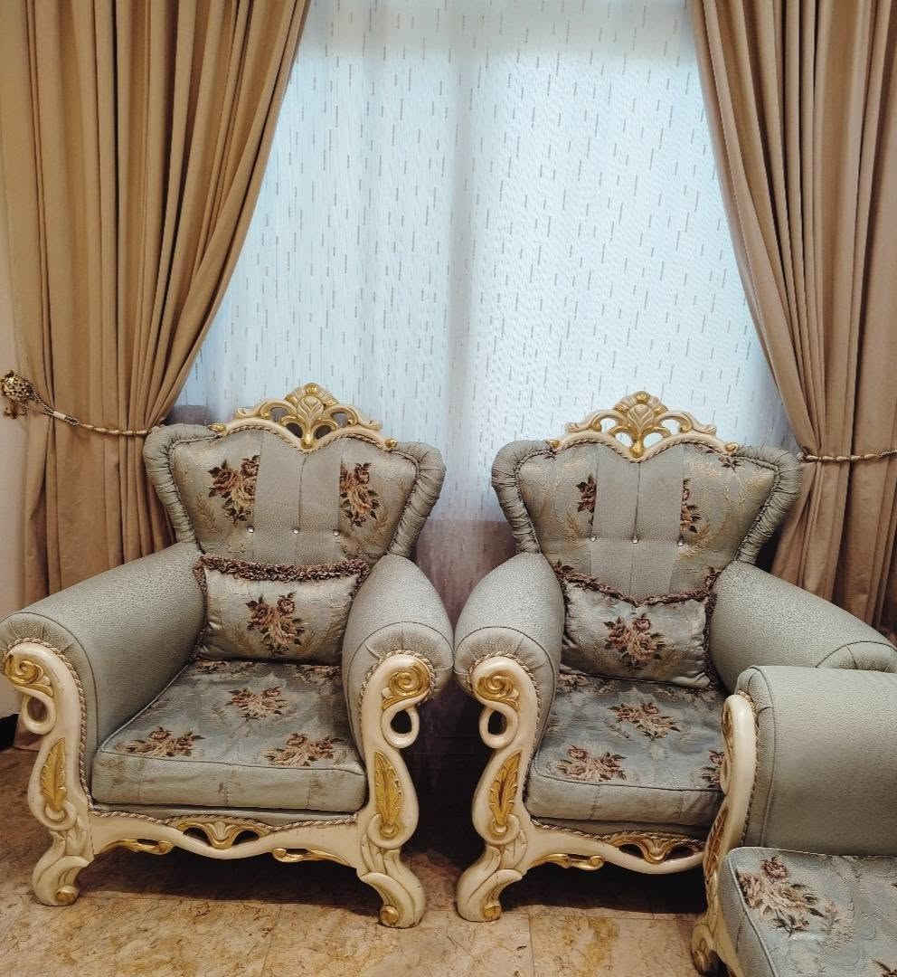 السلام عليكم
📢📢📢📢📢📢

تخم  ملكي للبيع عدد 6  (4 كراسي _ 2 حجم كبير) كما موضح في الصورة 

السعر 💰 500 الف  

الموقع 📍_ المدائن _ التجارة _قرب مدرسة القيم 

لتواصل 📞  ***********
