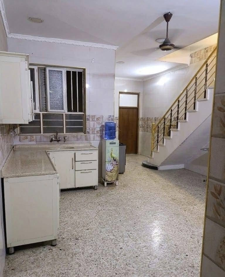 بيت ١٢٥ متر واجه ٥ نزال ٢٥ طابقين ثلاث غرف نوم كراج ثلاث حمامات البيت بناء حديث ٢٠٢٢ طابو زراعي سند ٢٥ في السريدات الجديدة المربع الاول رابع فرع  على ايدك اليمنى من تدخل من مدخل السريدات الجديدة قريب على الشارع الرئيسي مال الشعب عرض الفرع ١٠ أمتار وهذا المربع يسمى المربع الذهبي لانه قريب جدا على الشارع الرئيسي المنطقى جدا جميله خدمات كاملة تبليط مجاري 
البيت يصلح لعائلة كبيرة السعر ١٤٨ مليون ***********وسعره جدا مناسب البيت فارغ ثاني يوم تسكن فيه
