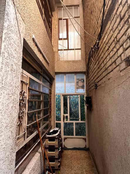 نصف قطعة خلفية 75 متر للبيع
الموقع :شعلة-ام نجم قرب مركز صحي الوفاء -موقع الفرع 
قريب ع شارع 20
(استقبال،مطبخ،3غرف نوم،2صحيات)
السعر :95 مليون  
للاستفسار الاتصال على الرقم :***********
