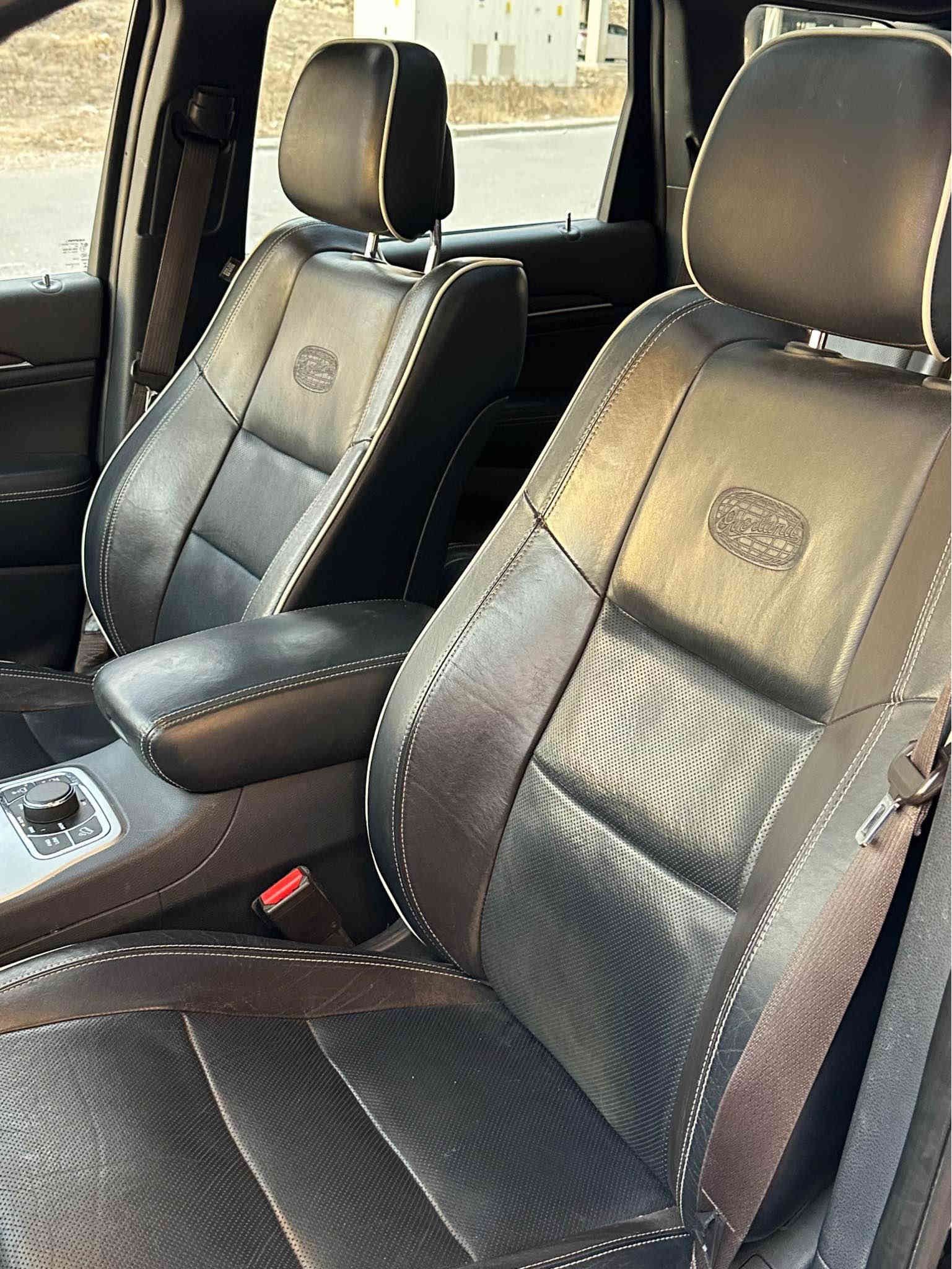 ‎کوردی/عربی

- جێپ گراند چیرۆکی ئۆڤەرلاند ٢٠١٤

- کلین تایتڵ سفری کۆمپانیای هارلم وەکیلی ڕسمی لە كوردستان و عێراق واتە خلیجیە

هەموو سێرڤسێکی کراوە و ڕۆن و هایدرۆلیکی تازە گۆڕاوە

- مەکینە ٦ پستن 

‎- مەکینەو گێڕ و کارەبایی بێ کێشە

‎- شاشة گەورە ٨،٤ ئینج

‎- ٣ جێگەی سەرچاوەی کارەبای ١٢ ڤۆڵتی

‎- سەقف پانۆڕاما /سوکان کارەبایی و هیتەر /تحدید سورعە

‎- ئاوێنە هیتەر و دژە فول لایت

‎- مواسەفات دەبڵی هەوایی ٢ مۆد بەرزکردن و نزمکردنی سەیارەکە

‎- سیستەمی نزمبونی خودکار  بۆ ئاسان دابەزین و سەرکەوتنی سەرنشینەکانی

‎- پێنج مۆدی لێ خوڕینی ڕێگای( ئۆتۆ، خۆڵ، بەردی، قوڕ، بەفر) لەگەڵ چوار تەکەر لێخوڕین (4x4)و هاتنە خوار لە لێژی سەخت

‎- هیڵ ئەسیست ( وەستان لە لێژی و نەگەرانەوە)

‎- ٣ جۆر گێڕ( تۆماتیك ، عادی ، سپۆڕت لە سوکان)

‎- دابەزینی دەبلی سەیارە لە خێرایی زۆر  تا جادە بە باشترین شێوە بگرێت

‎- کوشین جلد و سیستەم گەم و سارد/ کوشینەکانی پشتەوە گەرمی/ کوشین خەزن

‎- سندوق جەگ کارەبایی 

‎- بەسمە ، دەبڵ سویج

‎- سیستەمی دژە خلیسك 

نرخ 22,000 دۆلار و مەعالەیەکی کەم تەنها بستێک بۆیاخ بە چەمەلەغی پێشەوەیە لای سایەق و بستێک pdr ی هەیە بە دەرگای سەکنەوە هیچیان دەعم نییە

***********  تکایە موشتەری نیت سەری من و خۆشت مەیەشێنە

----------------------

جيب جراند شيروكي أوفرلاند 2014

کلین تایتل شركة هارلم الوكيل الرسمي في كردستان والعراق

حجم المحرك 6 بستن (292 حصان)

نوع المحرك "بنتاستار" يعمل على بنزين أوكتان 87 حسب مواصفات الشركة (مع نظام توفير الوقود ECO)

المحرك وناقل الحركة (الجير) والكهربائيات بدون مشاكل

رقم أربيل / لون داخلي كريمي

شاشة كبيرة 8.4 إنش

3 منافذ طاقة 12 فولت

سقف بانوراما / مقود كهربائي وتدفئة / مثبت سرعة

مرايا جانبية مدفأة وذاتية التعتيم

مواصفات دبل هوائي (هايدروليك) مع وضعين لرفع وتخفيض السيارة

نظام النزول التلقائي لتسهيل صعود ونزول الركاب

خمسة أوضاع قيادة للطرق (أوتوماتيكي، رملي، صخري، طيني، ثلجي) مع نظام الدفع الرباعي (4x4) ونظام المساعدة على نزول المنحدرات

نظام المساعدة على صعود المرتفعات (Hill Assist)

3 أنواع لناقل الحركة (أوتوماتيكي، عادي، رياضي من المقود)

نظام تخفيض ارتفاع السيارة تلقائيًا عند السرعات العالية لتحسين الثبات على الطريق

مقاعد جلد بنظام تدفئة وتبريد / المقاعد الخلفية بنظام تدفئة / ذاكرة للمقاعد

صندوق خلفي كهربائي

بصمة، مفتاحين

نظام مانع الانزلاق

سعر ٢٢،٠٠٠$ بيها مجال بسيط

***********
واتساپ و موبایل السليمانية
