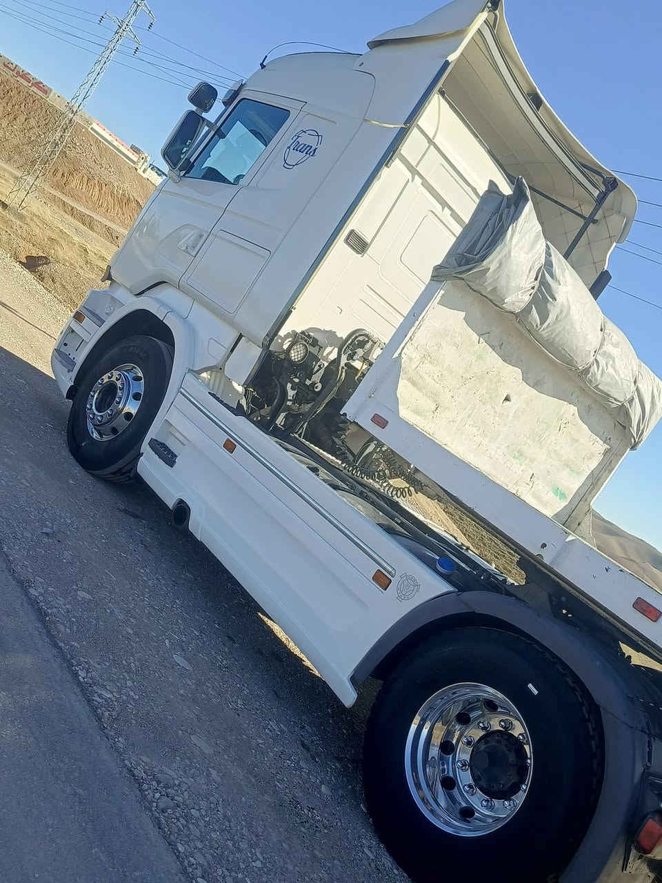 السلام عليكم سياره لبيع سكانيه موديل 2016 جديده صار شهر من مرقمها كير اوتماتيك 12 نمر عرجه تخم ويل كروم اصلي مكينه 490.  سوبر عادي تخم تاير. رتايدر ثلاجه دخليه. سبلت خزن 4جوبلسات لكسن. رقم دهوك. تريد بس راس او راس وعربانه اتصل علئ رقم *********** وتحويل مباشر؟
