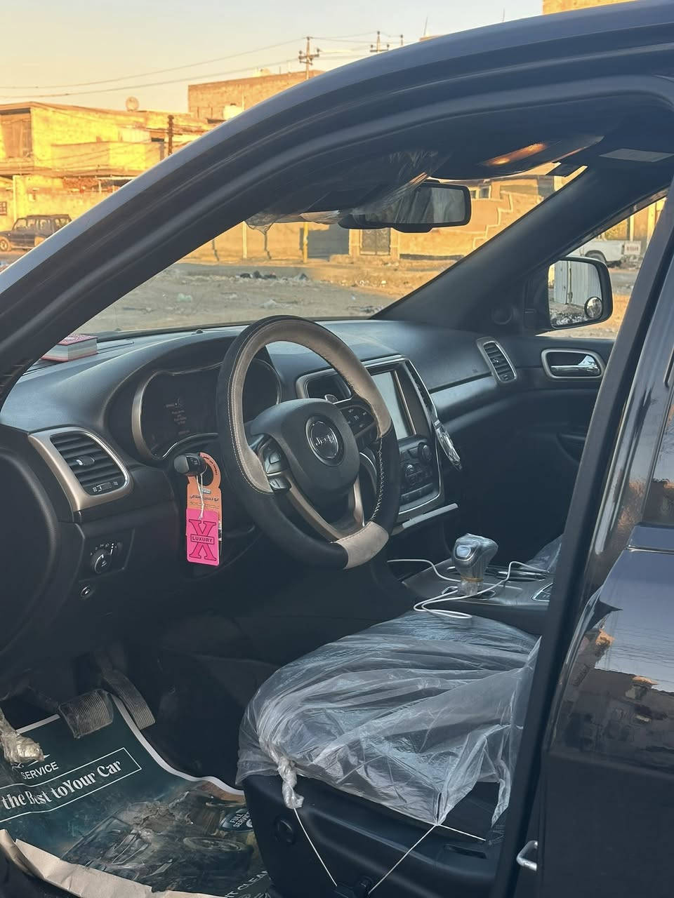 السلام عليكم جيب لاريدو موديل 15 أمريكي
حادثه جاملغ خلفي فقط. وبيه بارد بصيط موجود بلسونر 
سياره جاهزه من كلشي بسمي بغداد العنوان بغداد حيور  السعر 175 وبيه مجال بصيط  ***********
