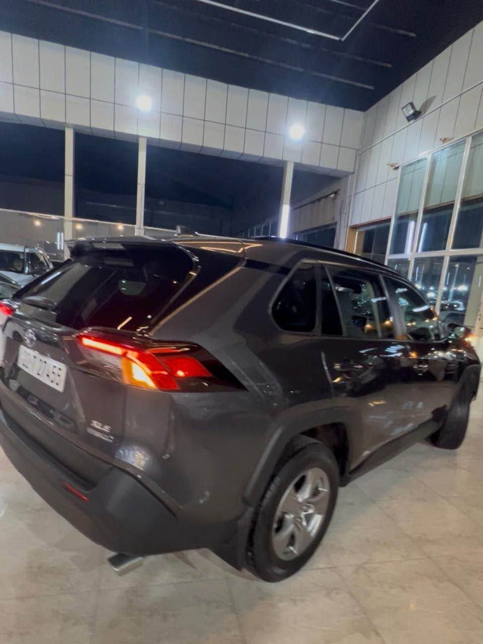 تويوتا RAV4 XLE 2024 أمريكي الحادث فقط دعامي امامي مبدل بلادي نفس اللون (بنزين هايبرد ) .
* تشغيل بصمة (Push Start)..
* مقعد السائق كهربائي .
* شاشة 8 إنش.
* دعم لاسلكي لـ Apple CarPlay وAndroid Aut.
* مثبت سرعة راداري.
* كاميرا خلفية.
ماشيه 45 الف  مكان اربيل سنوية باسمي شرعي
بدون صبغ كل ايرباك سليم    
السعر 243 
***********
*********** أربيل, العراق
