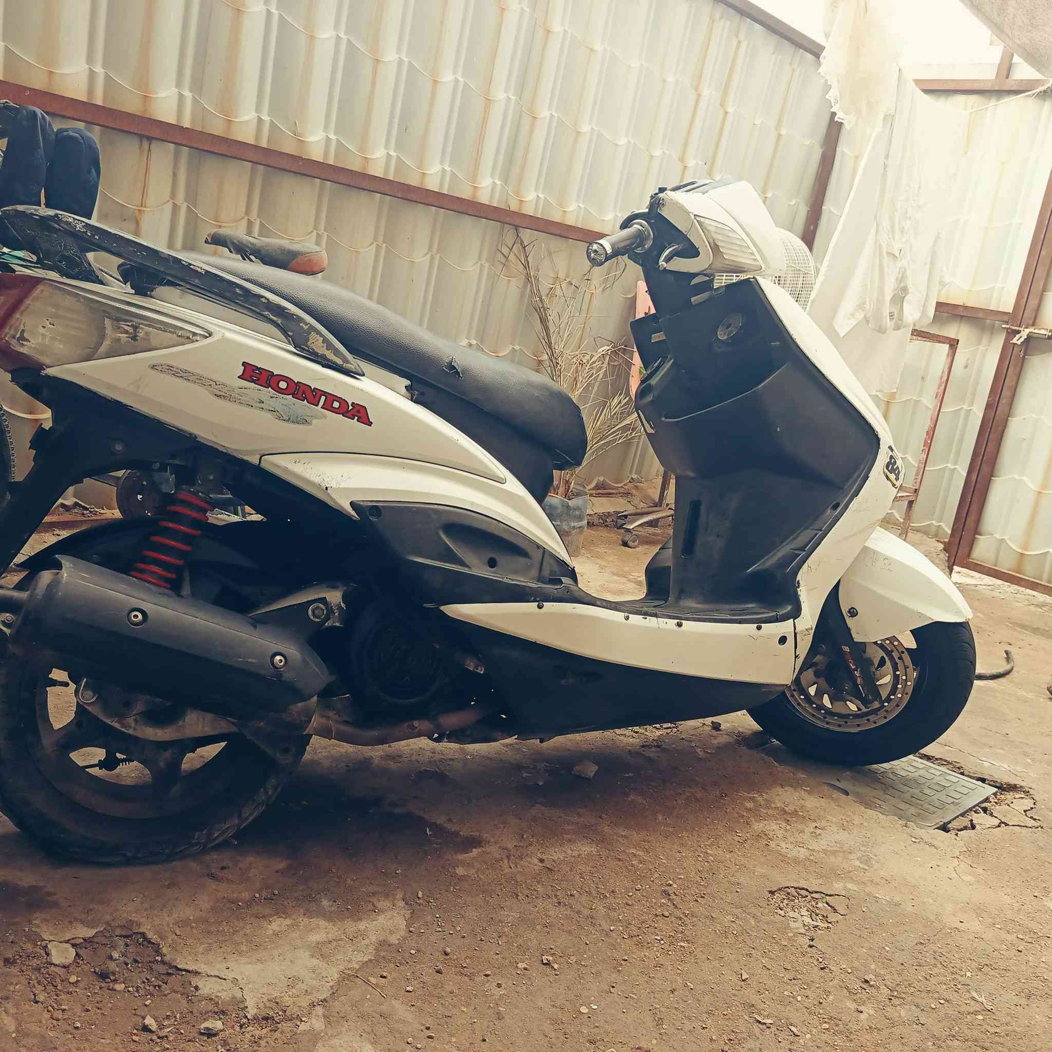 السلام عليكم
سكنس فحل بوشه 58 
الدراجه خير من الله تاكل الكاع اكل 
للبيع او مراوس حسب القناعه 
نقصها باتري و سلف رياضي لان البلادي ميشغلها


**إذا كنت صاحب هذا الإعلان وتريد حذفه لأي سبب، رجاءا أرسل رسالة إلى الدعم الفني**