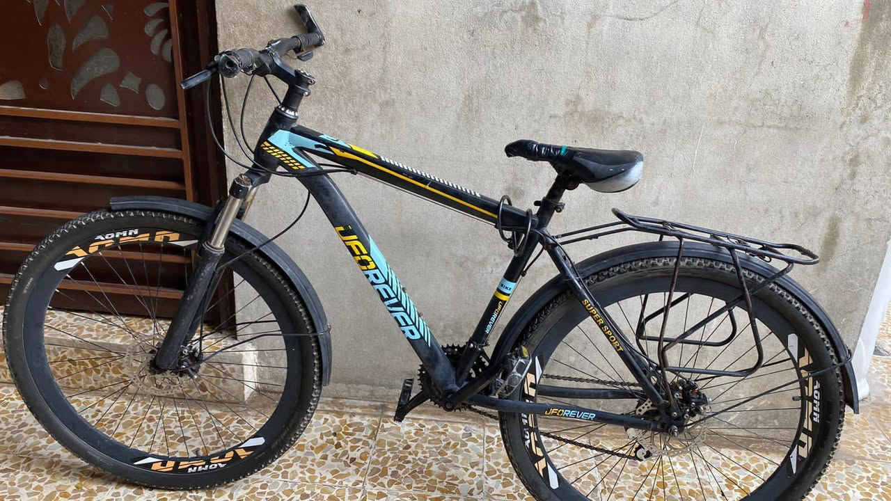 السلام عليكم 
بايسكل للبيع حجم ٢٦ السعر ٣٥ وبيه مجال 
المكان حي السماح للإستفسار الاتصال على الرقم 
***********
