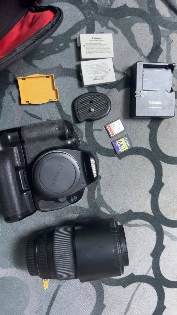 سلام عليكم كانون دي ٦٠٠ نضيفة ستخدام شخصي وياها جنطة جتف اصلية وشاحنة وبطاريتين وستاند ورامين وكرب وشاحنة ب ٣٥٠ مكاني بغداد ***********
