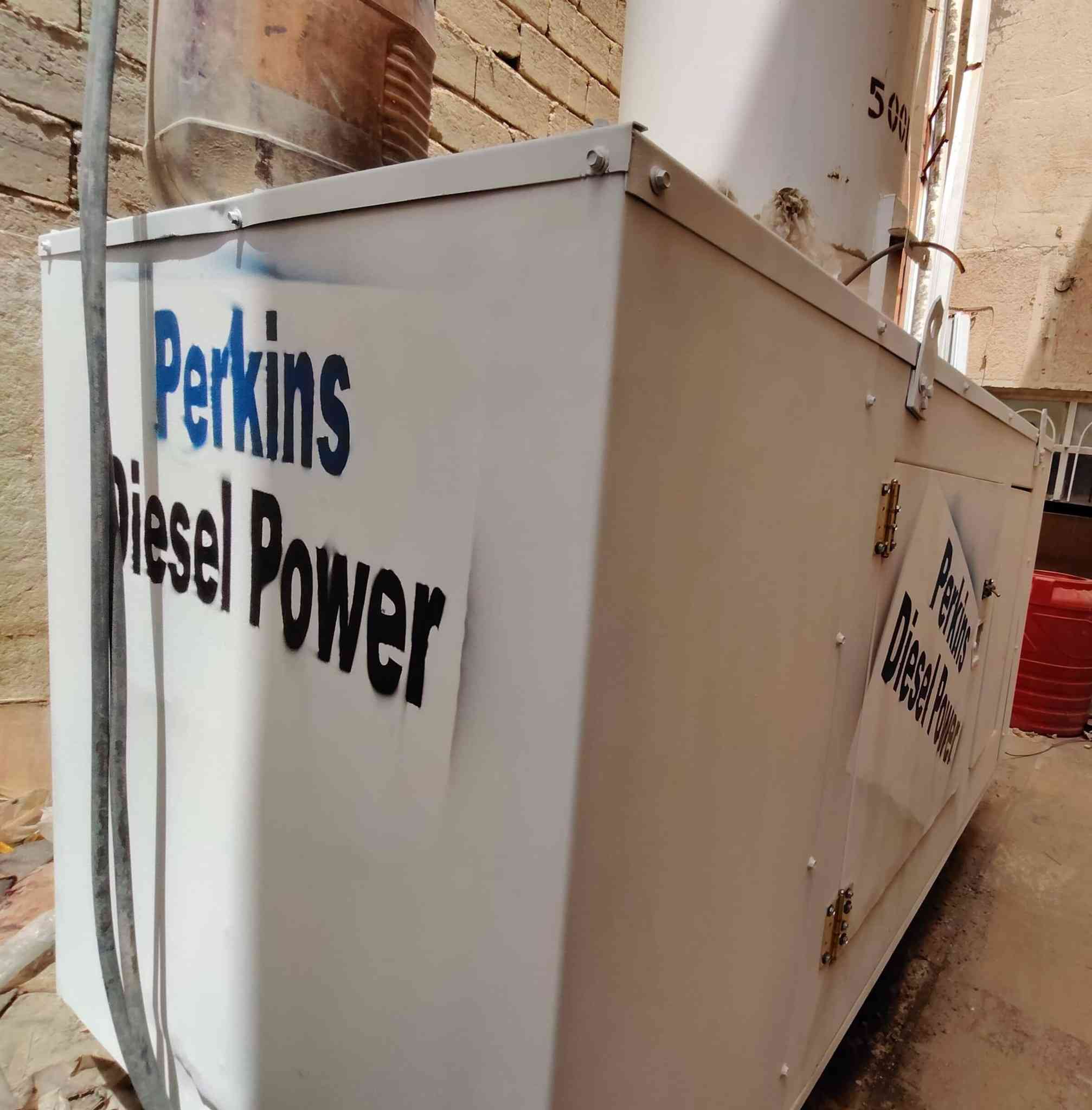 السلام عليكم...
للبيع مولده بيركنز كاتم 30KV انكليزي 3 بستم نظيفه جدآ ادامه كامله بدون تبخير بدون اي نقص مع تانكي 500 لتر من شركة فيض الخليج السعر 43$ بيهه مجال بسيط العنوان حله حي الاساتذه للأستفسار الاتصال على الرقم *********** مهندس مهند
