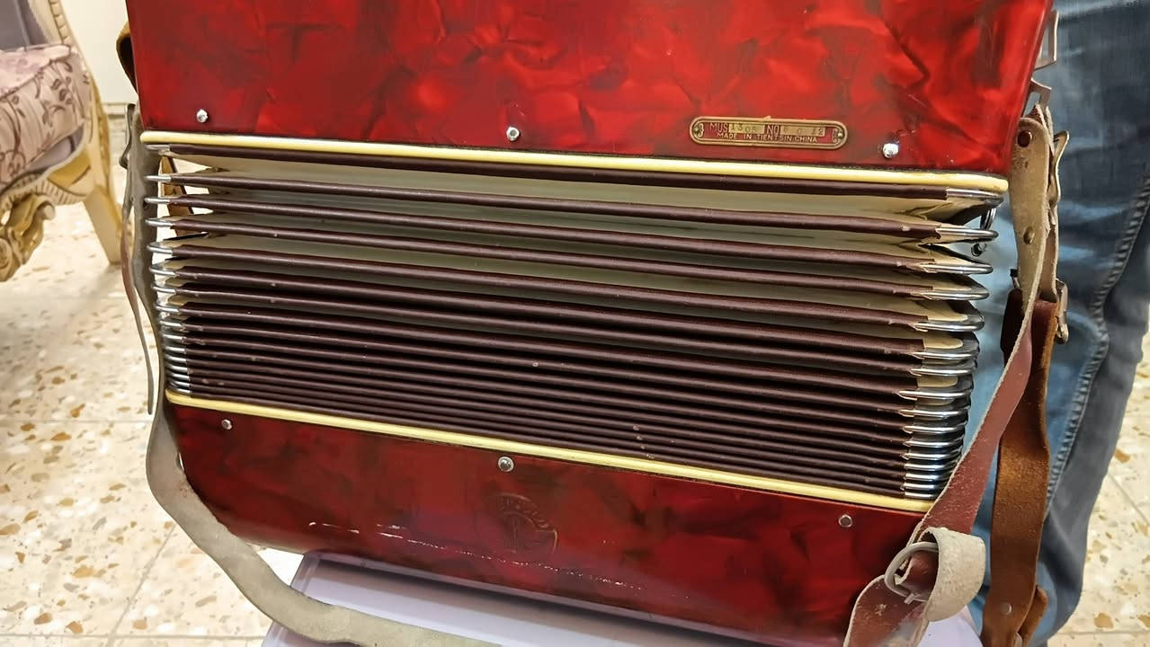 السلام عليكم اورك للبيع نظيف وشغال قديم كلش من ١٨٨٨ والشراي يتصل مكاني بغداد***********
