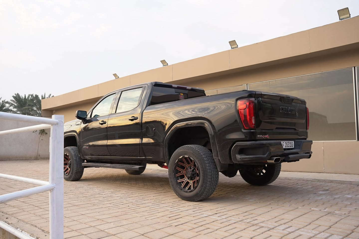 السلام عليكم من رخصه الادمن
GMC سييرا AT4
موديل 2022
وارد أمريكي
بدون صبغ السيارة بيها بابين مبدلات نفس اللون مال السايق و الي وراها
1 مرفعه ترفيع rough country ترفيع امريكا
2 كير تعليك
3 محرك السيارة 6200 cc
4 كشنات كهرباء
5 سيارة دفع رباعي off road
6 كشنات جلد اسود
السيارة باب طويل
7 موصفات AT4 فول
8 عليها ويل
عليها دبلات روف كانتري اصلي من امريكا
السياره هواي بيها تفاصيل
***********
