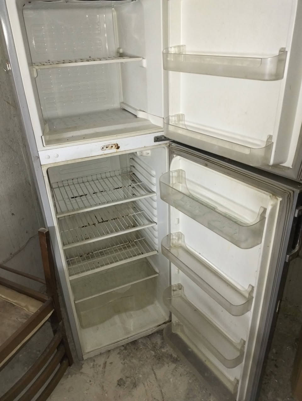 غراض بيت للبيع وبعد اكو ممصورهن العنوان الكرادة
***********
