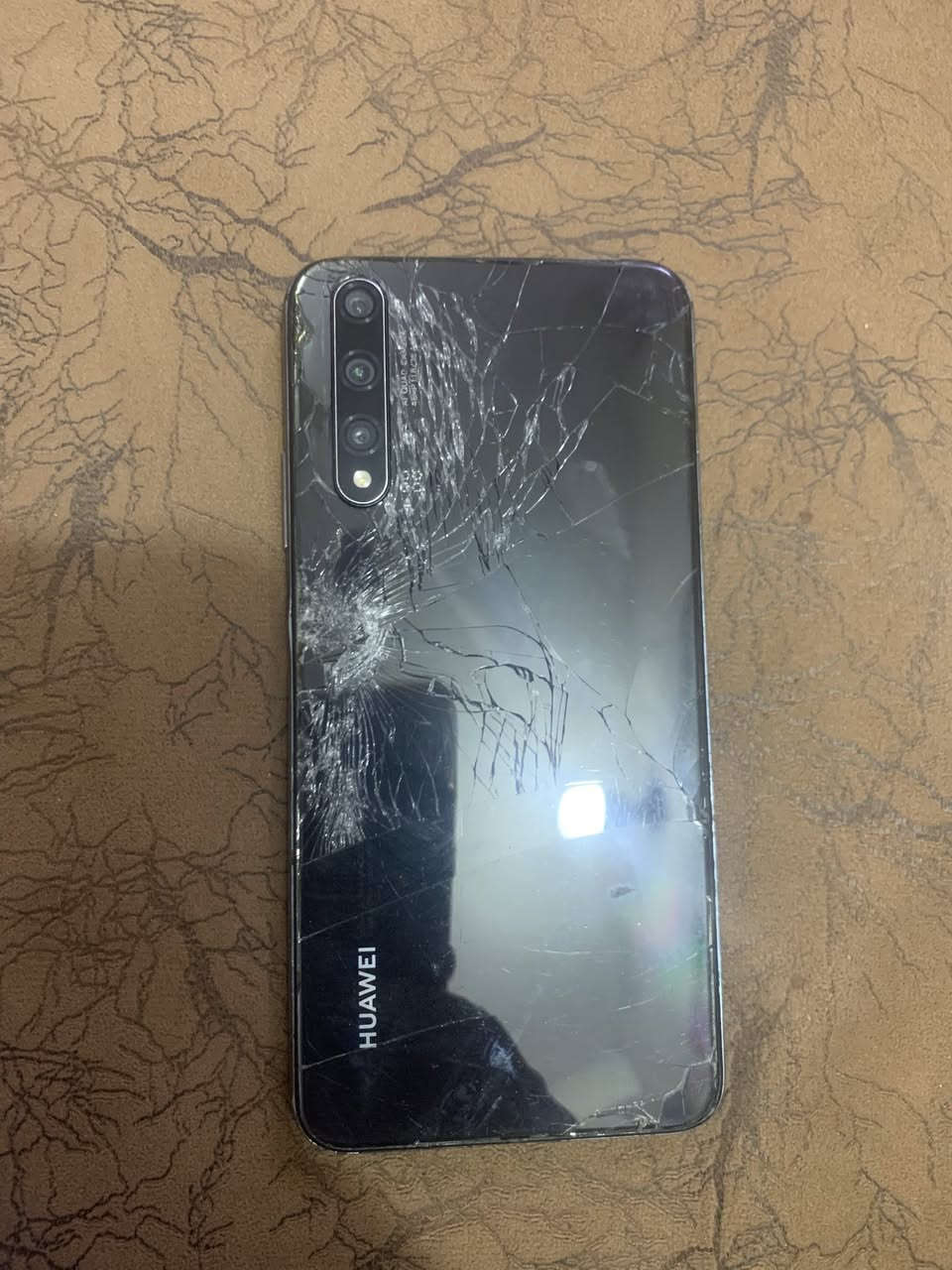 سلام عليكم جهاز نوفه 5 ذاكره 128 عشوايه 8 شغال ويلمس طبيعي بس مكسور قيم وخذ  

‭٠٧٧٥ ٨٨٥ ٩١٨١‬
