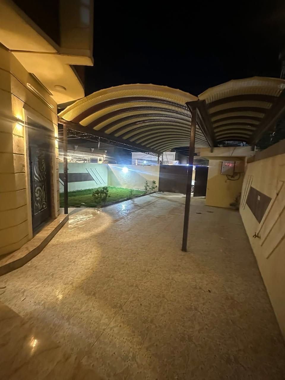 السلام عليكم دار للبيع 
المساحه 300متر 10*30
يحتوى ع 4نوم طابقين 
صيحات داخلي وخارجي
بناء 2022 بناء حديث 
سحب الطابق لارضي كاملآ
 العنوان الدار تكريت القادسيه 
حي الضباط بداية مدخل شارع جليل القصاب
او مقابيل جامع الرحيم 
لاستفسار اكثر مراجعة مكتب عقارات و مقاولات السردام او الاتصال 
***********
***********
