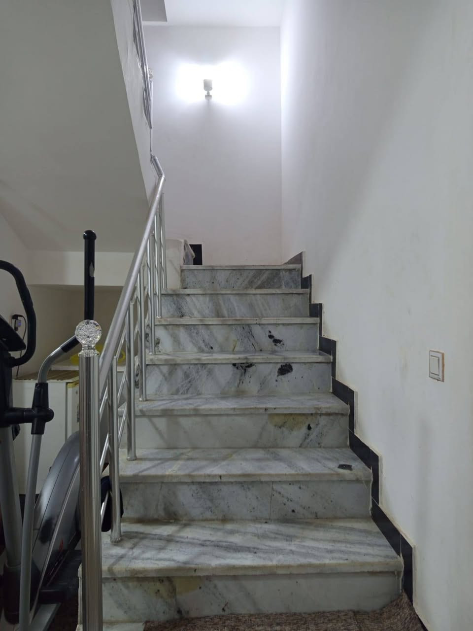 #مجمع_السلام_السكني    📌#علق_تم_ليصلك_السعر 
دار للبيع.............................. #اقساط 
الدار طابقين يحتوي على 3 غرف نوم 
بمقدمة 130 مليون 
🟨القسط الشهري 644 الف وبدون كفيل 
الدار جاهز للسكن للاستفسار ***********
منتظر كريم الإستثمارات العقارية
