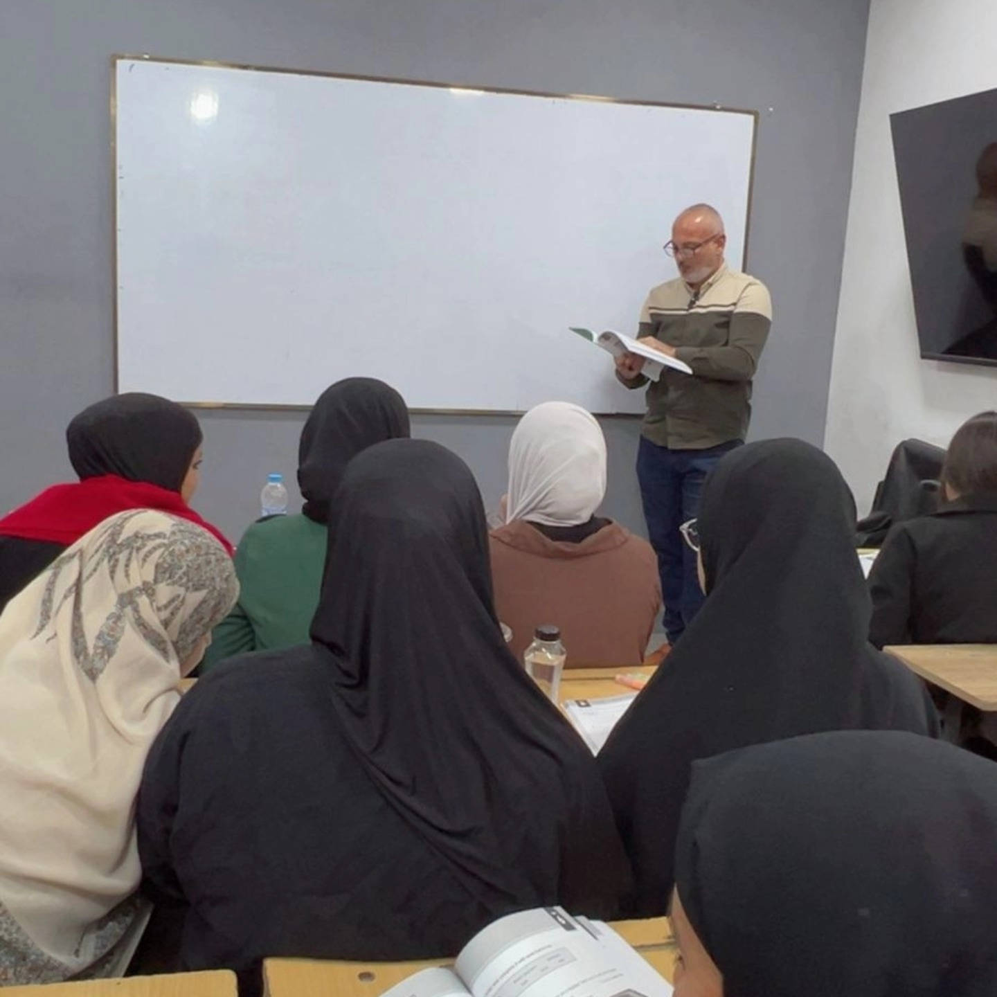 ✨ معهد فينمان النموذجي ✨
إلى طلبة السادس الإعدادي الطموحين…
الفرصة الأخيرة تقترب!
نعلن عن آخر أيام التسجيل للدورات الخاصة بطلبة السادس الإعدادي، مع نخبة من المدرسين أصحاب الخبرة والكفاءة في مجال التدريس، لمساعدتكم على الوصول إلى أعلى الدرجات وتحقيق طموحاتكم.
📚 شرح مبسط ومكثف
📚 مراجعات مركزة على أهم الأسئلة
📚 متابعة مستمرة مع الطلبة
📍 العنوان: تقاطع الدرويش – شارع التراث – الفرع الثاني على اليمين
📞 للاستفسار والتسجيل: ***********
سارعوا بالحجز فالمقاعد محدودة… ومستقبلكم يستحق الأفضل.
