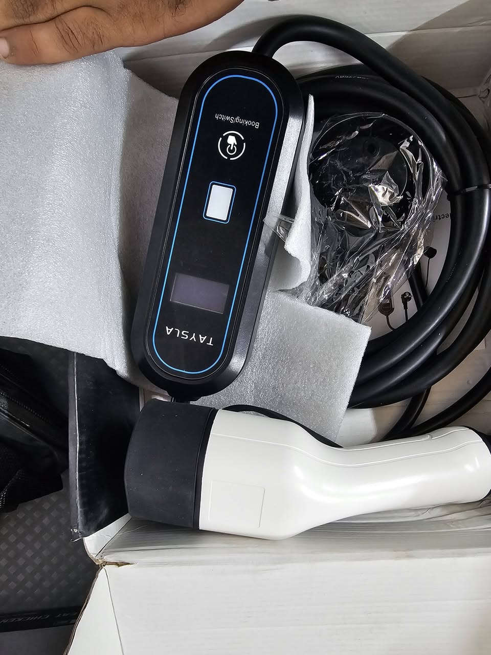 السلام عليكم اخوان عندي شاحنه مال تيسلا بهل شكل شغاله و جديدة غير مستخدمه التفيده يخلي سعره و بالعافيه
*********** اتصال او وتساب فقط
