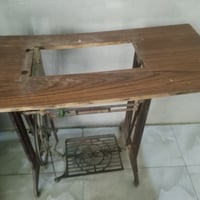 ميز مكينه • قديم • نظيف