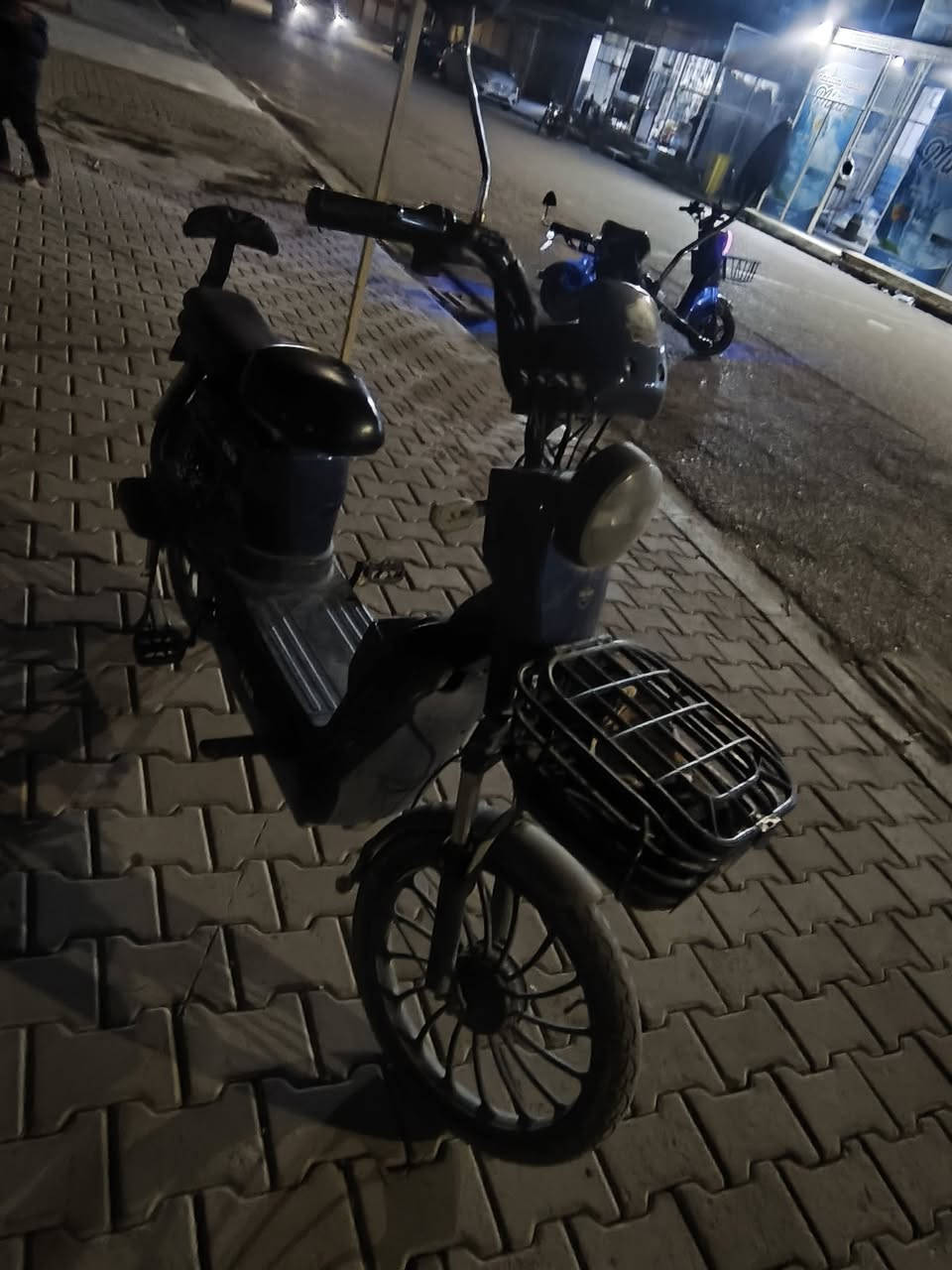 لبيع بيسكل شحن خمس بطريات جديد بس نقصه غسل اتوصل لرقم *********** سعره 350بي مجال اني مكلف بنشر هذ رقم صحبه
