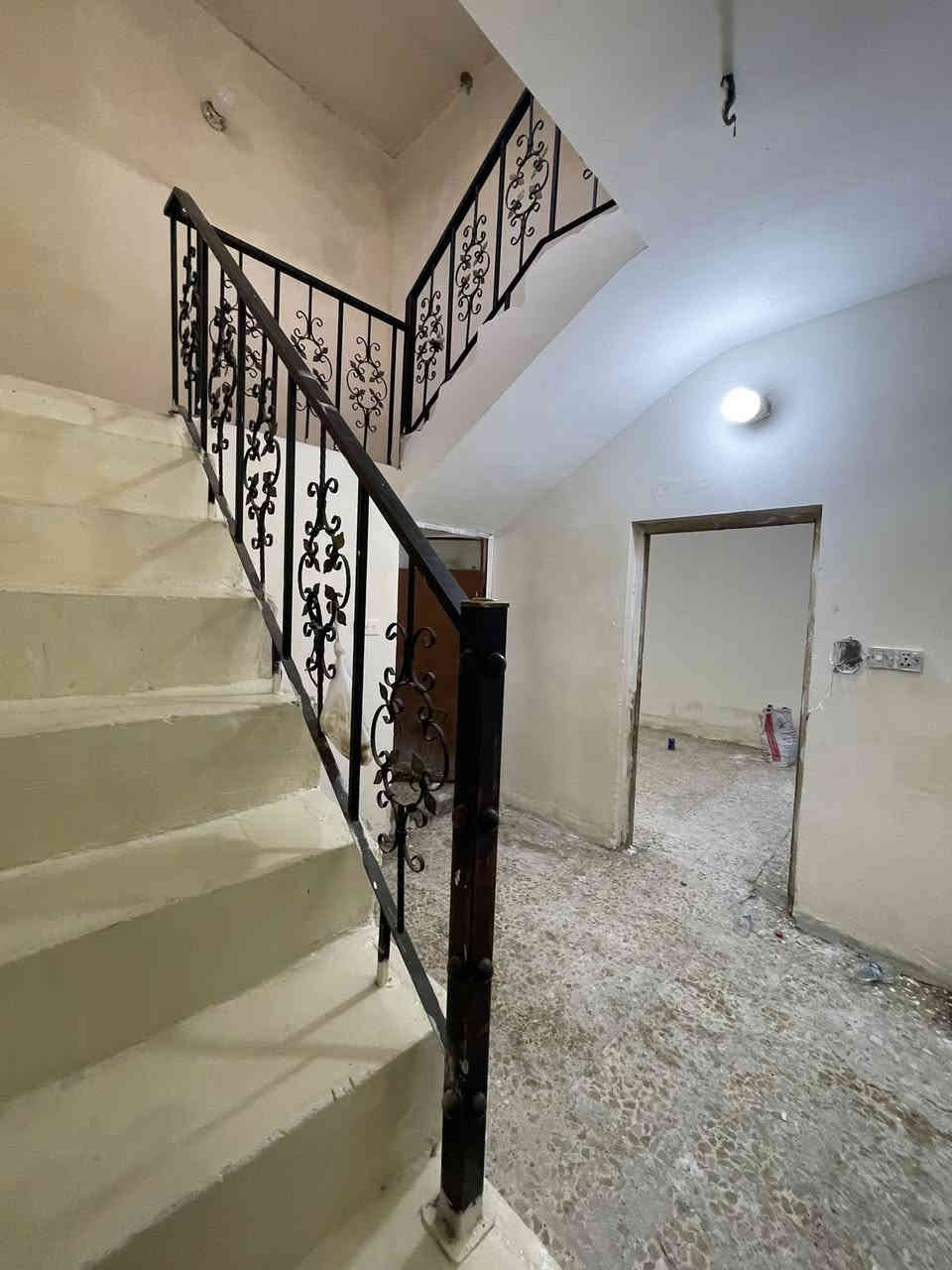 الايجار بيت مساحتة (75) يحتوي على (استقبال /مطباخ حولي /غرفة نوم /خدمات) الطابق الثاني(بيتونة/غرفة نوم) سعرة(250) الف وبيهامجال موقع نهايت حى اور قرب جامع امام الحسين (ع) با لتجاوز قرب السدة  اتصال (***********) مرجعت مكتب الحاج أبوخالد الكلابي للعقار@
