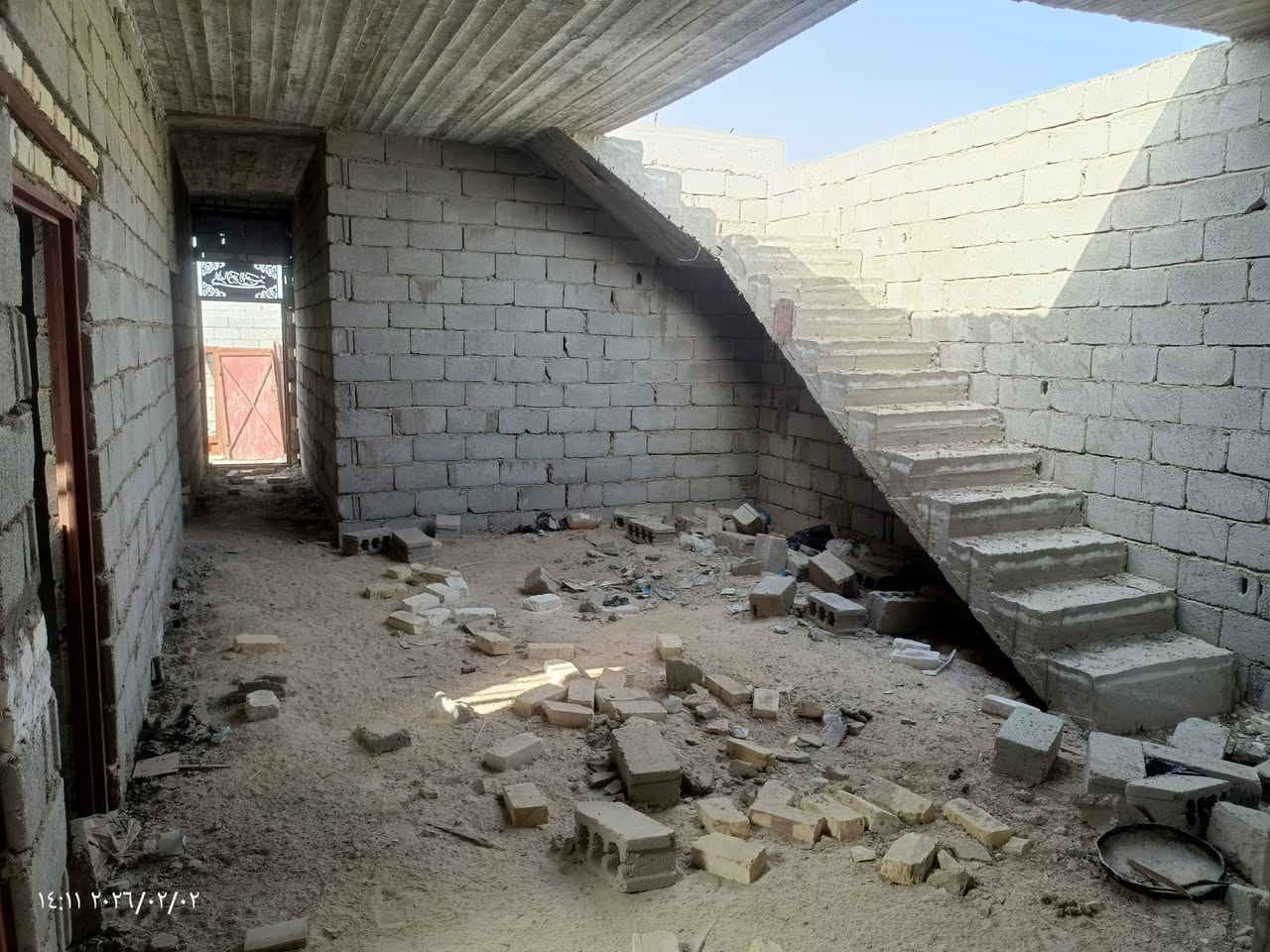 السلام عليكم 
بيت للبيع مساحه 200م يتكون من 3غرف +صاله+ استقبال+صحيات داخليه وخارجيه 
صب كونكريت فوق وتحت. 
المكان : طريق كربلاء ــ نجف عمود 915 خلف الحسينيات. 
الخدمات : ماء + كهرباء + شارع باب البيت كامل الخدمات. 
السعر: 37وبيه مجال. 
للاتصال والاستفسار عله الرقم: ‏‪***********‬‏
مكلف بلنشر.
