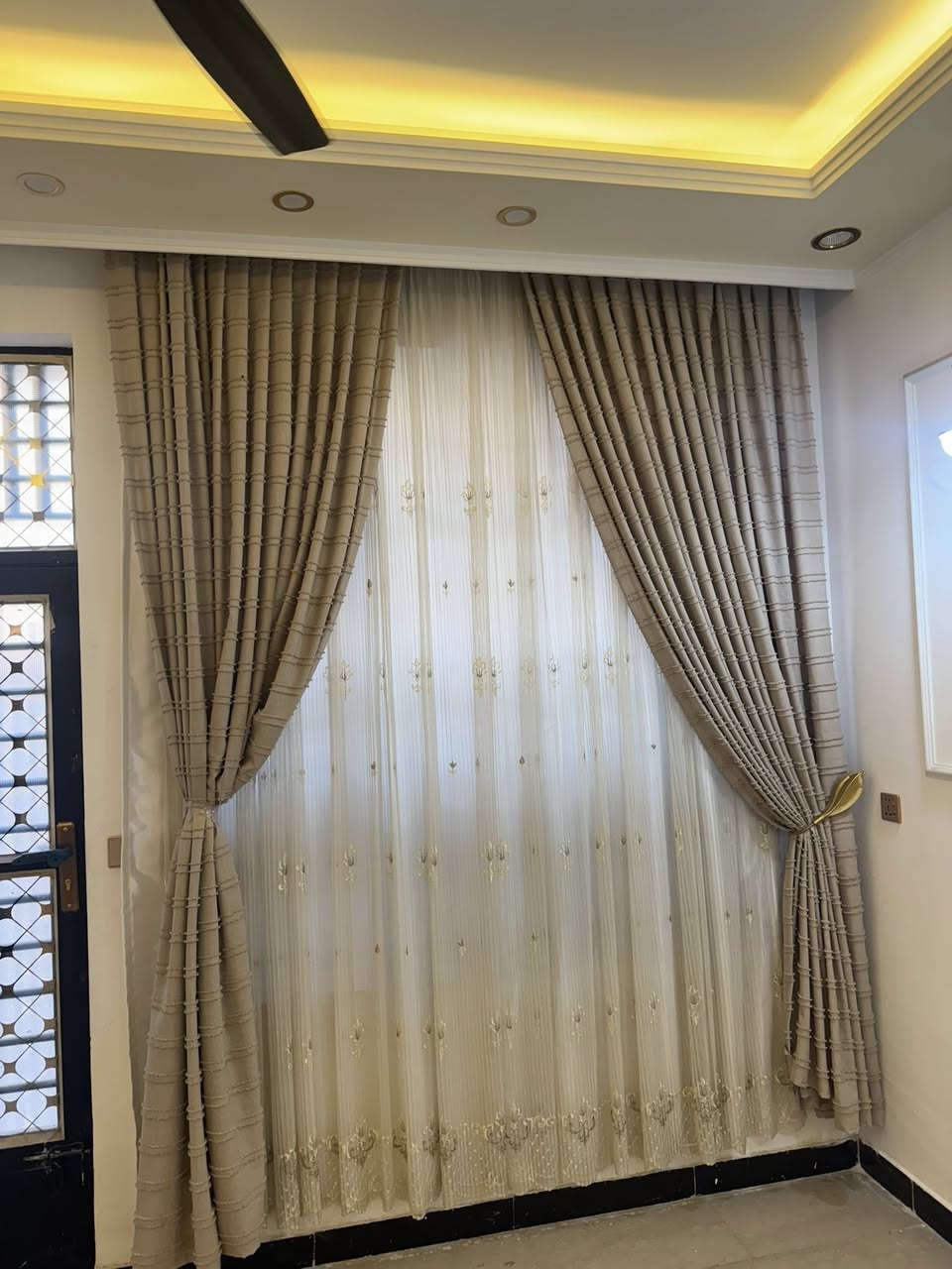 للبيع ستائر عدد (3)أينين هذا النوع الاول والثاني لون رصاصي كامله مع الباب والثالثة شقياس شباك متر في  3 الاتصال ***********
