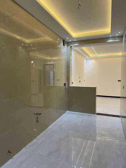 🔹بيت مساحة 100م-  واجهة 6،250 -نزال 16 

▪️فول مواصفات  

البيت يحتوى على( 4 غرف نوم مع 2حمامات)

 *الطابق الاول يحتوي على استقبال ومطبخ وصالة كبيرة وغرفة نوم مع حمام ملكي مع منور

*الطابق الثاني3غرف نوم مع حمام

*الطابق الثالث  بيتونه كبيرة .

المواصفات //

رفت 40مع بتلو 10 يعني صار 50 والصور كلها موجودة من بداية البناء اما السبتتنك تجي وتشوف بعينك ع شرط غرفة نوم مسويها

ارضية كلها 60×60وتطبيك الارضية فرش حصو مع بسيس بالاضافة الى مادة

المطبخ والحمامات والحولي كلها تطبيك الواح وليس سيراميك

بورد نظام كامرات وانترنت مخفي

ابواب تركي اصلي ضمان مع ابواب حمامات المنيوم

مغاسل تعليك مع غربية تعليك نوع توته

حمامات الواح مع خلاطات تركي اصلي

البيت جبسن بورد مع انارات بروفايل وانارة مخفية

بوكسات خارجية للغاز والماطور مع تانكيات عدد 1 الف لتر

🔹نوع العقار طابو زراعي سند٢٥

🔸الدورة -البوعيثة -السلطان الثالث 

🔻البيت باسمي مباشر بدون دلاليه 

اتصال 

‭***********
