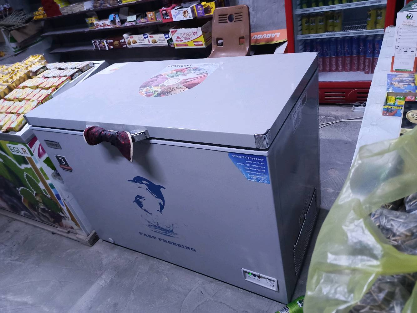 السلام عليكم، للبيع كافة محتويات محلي التجاري، الأغراض بحالة ممتازة وجاهزة للعمل فوراً، كما أن المحل معروض للإيجار.
​تفاصيل الأغراض المتوفرة:
​برادات عامودية: عدد 3، بحالة ممتازة وتبريد ممتاز وشغالة 100%.
​مجمدة: عدد 1، نظيفة جداً (لم تدخل صيانة/مصلح أبداً).
​أرفوف حديد: عدد 40 قطعة.
​مكيف: حار بارد، بحالة الجديد (استخدام شهر واحد فقط).
​كونفيرة (كاشير): شغالة، الدكم متوقفة لكنها تعمل بكفاءة تامة عن طريق الريموت.
​بضاعة المحل: للبيع بالكامل "بسعر الجملة".
​معلومات المحل:
​مساحة المحل: 7×6 متر.
​الأغراض تُباع لتصفية المحل، المكان جاهز ومجهز. للاستفسار ومعرفة التفاصيل والأسعار، يرجى التواصل عبر الرسائل أو الاتصال على الرقم: [أدخل رقم هاتفك هنا]
​أهلاً وسهلاً بالجميع.
للإيجار محل تجاري متكامل (جاهز للعمل فوراً)
​هل تبحث عن فرصة تجارية بموقع متميز وتجهيزات كاملة؟
أعرض لكم محلي للإيجار بمساحة (7×6) متر ال***********