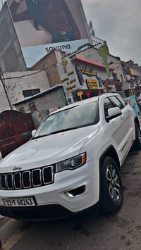 Jeep لاريدو 2017 كلين تايتل بيه شبر صبغ بين لباب ولجاملغ لخلفي اثار رص...