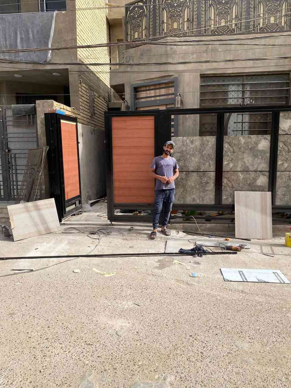 يوجد لدينا سياجات حديد بنضام بورسلين ميكانيكي وكافت نواع سياجات تواصل ***********
