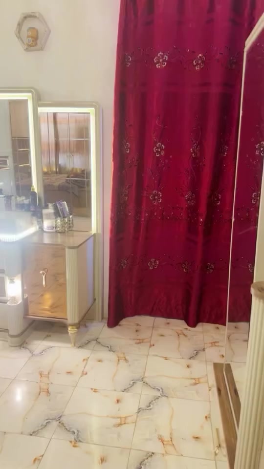 سلام عليكم غرفة نوم استعمال قليل أقل ل ١٠ أشهر مع وصل ضمان ٣ سنوات للبيع ليريدها يتفضل خاص ***********
