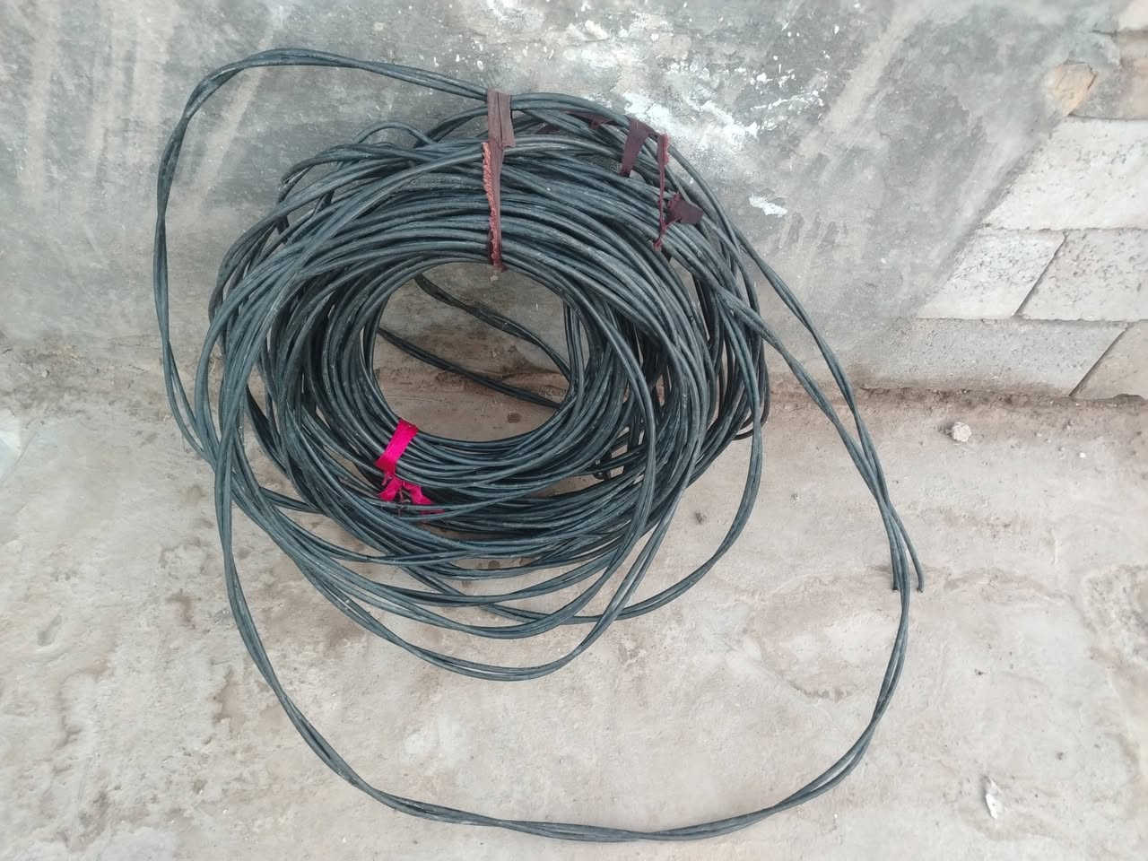 السلام عليكم
ظفيره للبيع
طول 63 متر
ام 35x2
ام خطين داخل مالته 7 سيم بيه داخلي كل واحد منهن

مكاني الديوانيه الرقم واتساب  ***********
