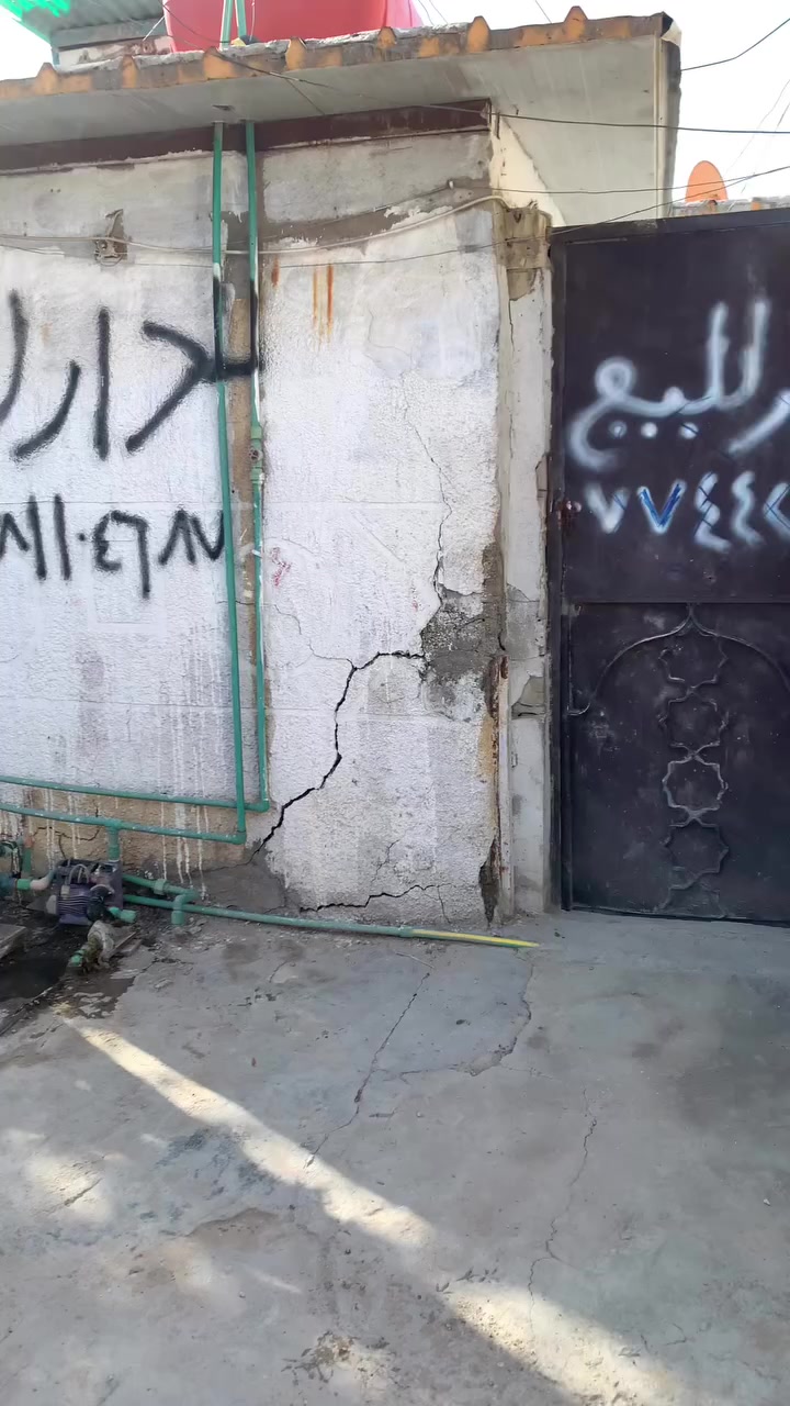 سلام عليكم بيت لبيع المكان مدينه الصدر قطاع 60 مقابيل سوق الرضوي بي غرفه نوم 4x4 ومطبخ وحمام وتواليت سوه  سعر 12 وبي مجال تفاصيل موجود بل فديو شراي يتصل ***********
