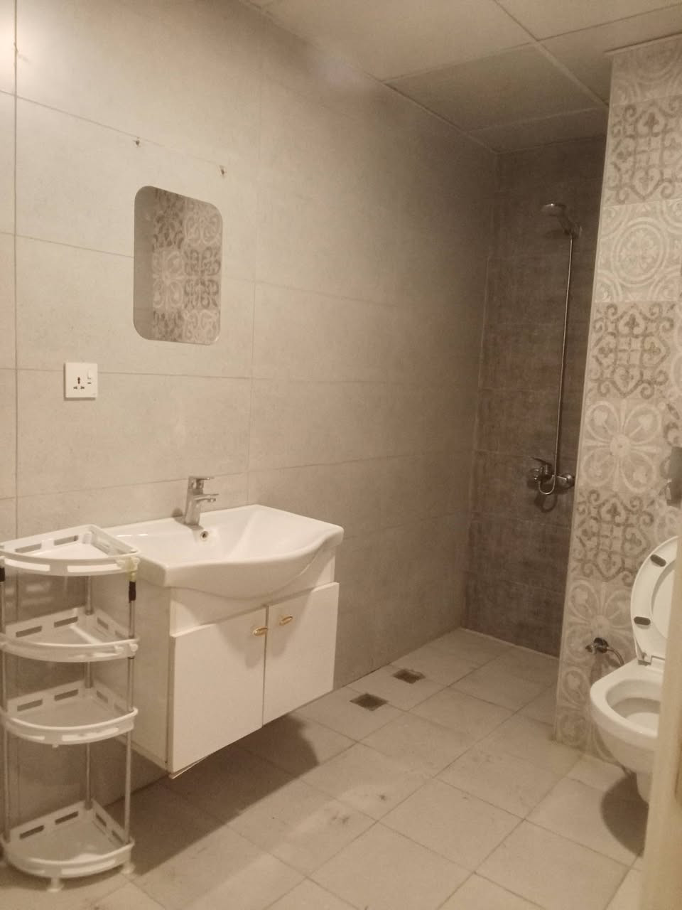 شقه للايجار للبيع المنطقه الذهبيه اربيل 
مجمع لايف تاور 
غرفه صاله مؤسس 
سعر ٣٥٠$
الاستفسار على الواتساب 
***********
