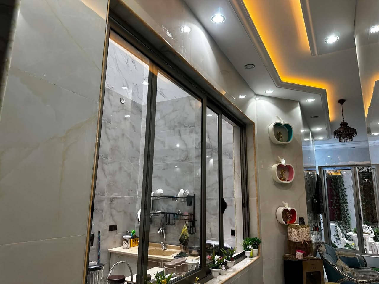 عندي بيت 240 م مربع الواجهة 8 النزال 30 بالبنوك 
البناء 3 طوابق مجموع الغرف 8 طابو صرف بناء 2026 
السعر مليار ونص وبي مجال  🛑 الرقم واتساب فقط 

***********
