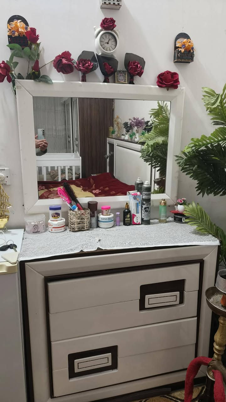 يوجد غرفة نوم نظيفه وصوبه غازيه وكهرباء بعده جديد ومكنسه وطباخ مع غنينه غاز *********** وتساب
