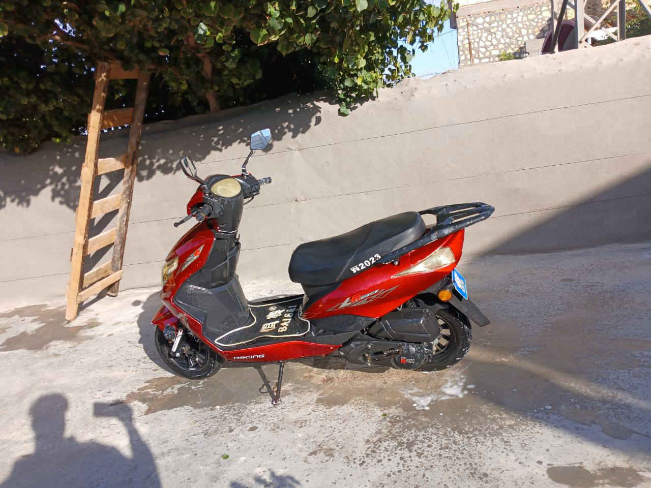 السلام عليكم دراجه للبيع سكنس دراجه دجيده موديل 2023مامفتوحه مكلف بنشر رقم صاحب دراجه ***********سعرها700وبيها مجال
