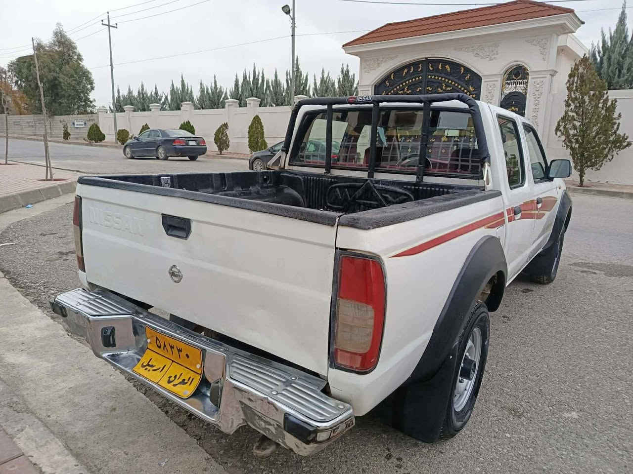 نیسان یابانی 2005،،،
دەبڵ ئەکسل،،ناوسور،،،
جام کارەبا،تەبریدوپاوەر
گێڕو مەکینەو دەبڵ ئەکسل وئەکسلی جائیزە،،حیزام بۆیاغە،،،
قرچێکی بچوکی هەیە،،،
سەقف وشانی بۆیاغ نی یە،،ماڵی کاسبی یە،،،
سعری(97)موعامەلە،،،
گۆڕینەوە ئەکەم،،،،
تێل بۆ خاوەنی بکەن هی من نیە 
***********
