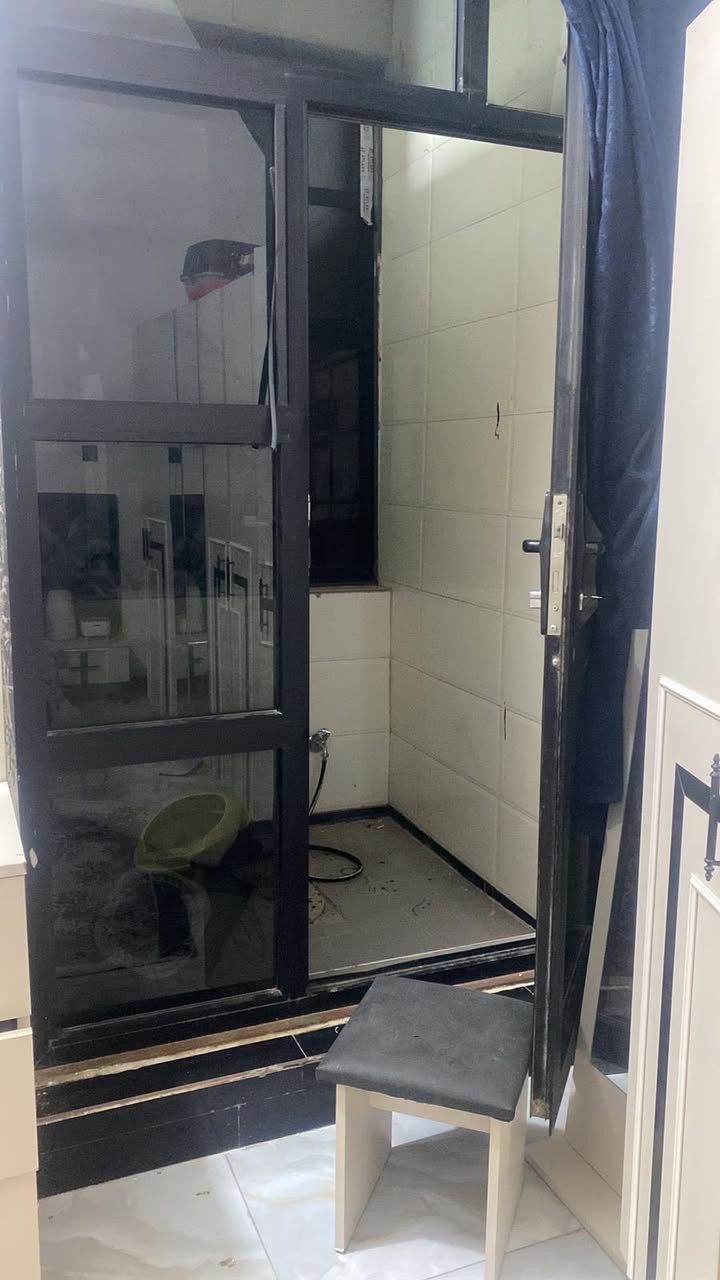 سلام عليكم بيت اللبيع
مساحه 120 
 الوجهه 10 نزال 12
غرف منام 3مطبخ صاله ستقبال صحيات 2

موقع البيت حي الكوفه قرب بانزيخانه الجديده اي ستفسار تصال ع رقم ***********
